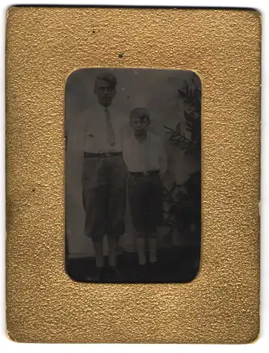 Fotografie Ferrotypie Vater und Sohn in sommerlichen Hosen mit weissem Hemd, im Passepartout Rahmen