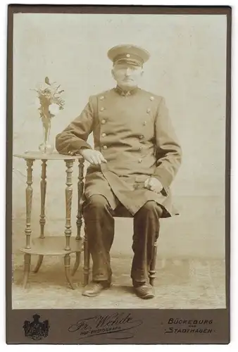 Fotografie Fr. Wehde, Bückeburg, älterer Eisenbahner in Uniform