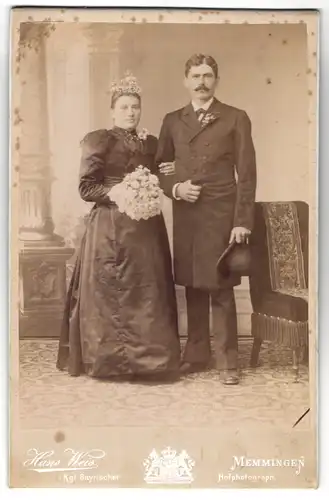 Fotografie Hans Weis, Memmingen, Brautpaar aus Bayern im schwarzen Hochzeitskleid und im Anzug mit Melone