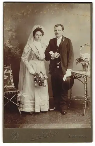 Fotografie Oskar Emil Hoppe, Stockerau, österreichisches Brautpaar im Hochzeitskleid und Anzug