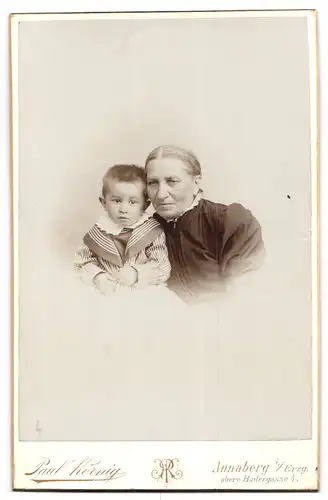 Fotografie Paul Körnig, Annaberg i. Erzg., Künstlerin mit Pinsel vor einer Plattenkamera mit Kleinwüchsigem