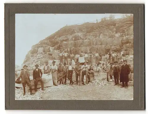 Fotografie Gg. Fichtel, Treuchtlingen, Ansicht Gundelsheim, Steinhauer im Mamor Steinbruch Gundelsheim, 1920
