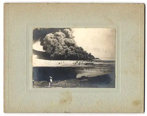 Fotografie unbekannter Fotograf, Ansicht Baku, Blick auf die brennenden Naphta / Rohölfelder, Ölsee