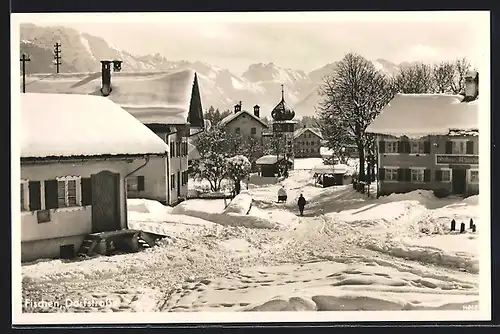 AK Fischen, Dorfstrasse mit Gasthaus Alpenrose im Schnee