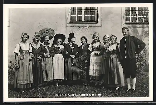 AK Weiler / Allgäu, Frauen in Westallgäuer Tracht vor dem Haus