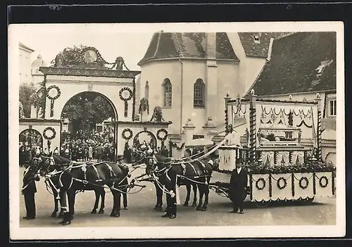 AK Altötting, Seligsprechungsfeier zu Ehren des seligen Bruders Konrad von Altötting, Prunkwagen mit dem Sarkophag