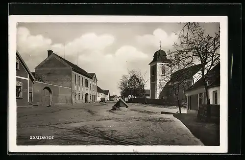 AK Zdislavice, Strassenpartie mit Kirche