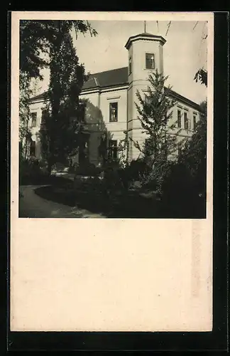 AK Jenisovice, Blick auf grosses Gebäude