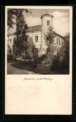 AK Jenisovice, Ansicht eines grossen Gebäudes