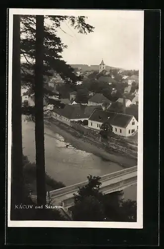 AK Kácov nad Sázavou, Ortsansicht mit Brücke am Wasser