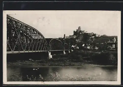 AK Trencin, Flusspartie mit Brücke und Burgblick