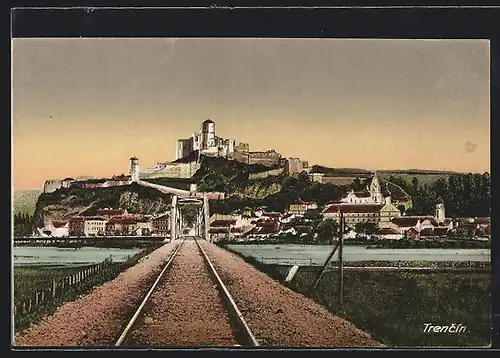 AK Trencin, Blick vom den Eisenbahnschienen auf Burg und Fluss
