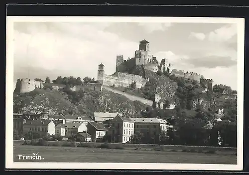 AK Trencin, Ansicht der Burg von der Wiese aus