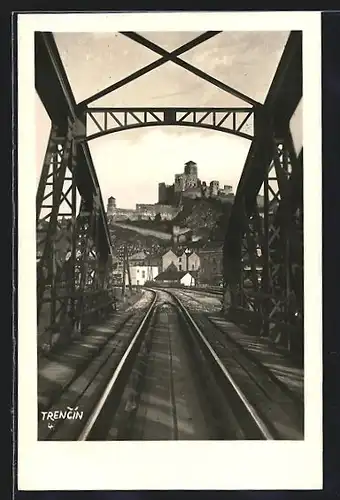 AK Trencin, Anblick der Burg von der Eisenbahnbrücke