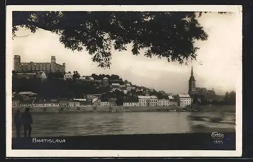 AK Bratislava, Blick auf Schloss und Kirche vom Ufer aus