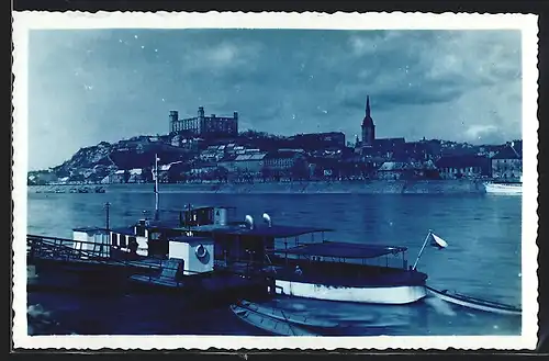 AK Bratislava, Flusspartie mit Burg und Dampfer