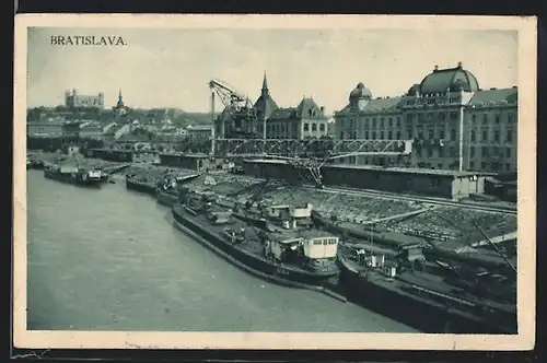 AK Bratislava, Frachtkähne am Hafen