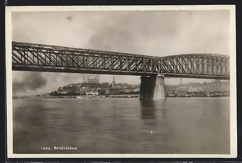 AK Bratislava, Uferpartie mit Brücke