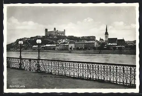 AK Bratislava, Flusspartie mit Burg