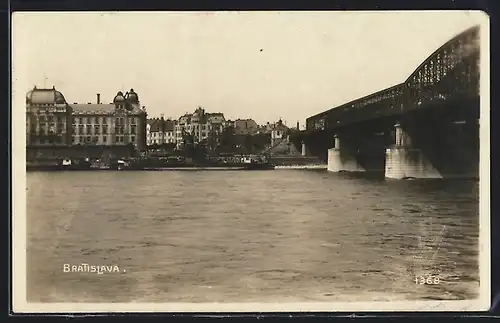 AK Bratislava, Blick vom Wasser auf den Ort