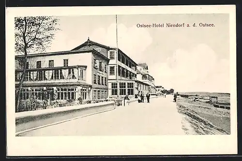 AK Niendorf a. d. Ostsee, Strassenpartie am Ostsee-Hotel