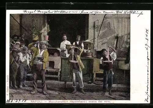 AK Neapel / Napoli, Maccheronaio napoletano, Knaben beim Wettessen