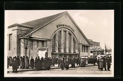 AK Leipzig, Technische Messe, viele Besucher vor Halle 6, Büromaschinen