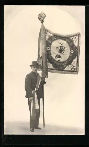 AK Mann mit Schärpe und Fahne, Schützenverein