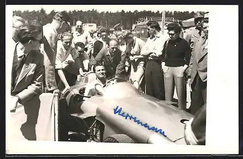 Foto-AK Mercedes Benz Fahrer Hans Herrmann beim Autorennen, mit Autograph