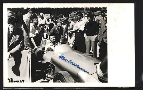 Foto-AK Hans Herrmann im Mercedes Benz beim Autorennen, mit Autograph