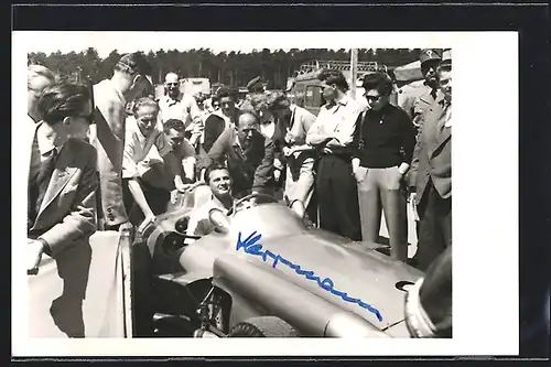 Foto-AK Hans Herrmann im Mercedes Benz und Crew beim Autorennen, mit Autograph