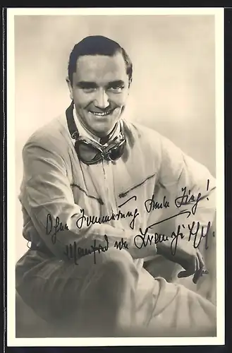 AK Rennfahrer Manfred von Brauchitsch im Rennanzug mit Schutzbrille, Auto