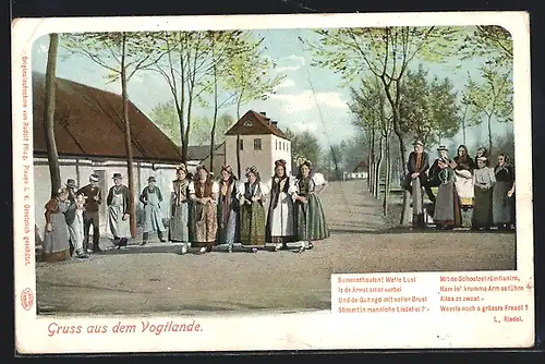 AK Strassenpartie mit Frauen in vogtländischer Tracht, Gedicht von L. Riedel