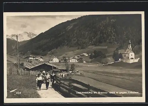 AK Obernberg am Brenner, Wanderer mit Blick zur Kirche