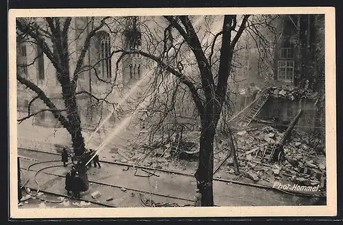 AK Stuttgart, Brand des alten Schlosses 1931, Feuerwehr beim Löschen
