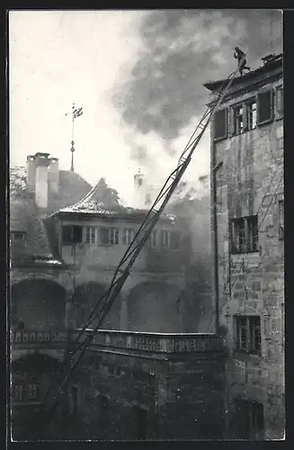 AK Stuttgart, Brand des alten Schlosses 1931, Feuerwehrmann auf dem Dach