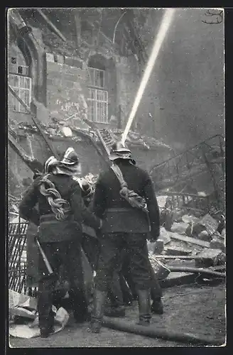 AK Stuttgart, Feuerwehrleute löchen den Brand im Alten Schloss