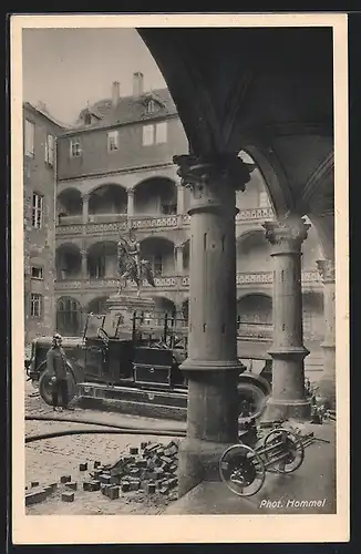 AK Stuttgart, Der Brand des Alten Schlosses, Der Schlosshof mit der grossen Motorspritze