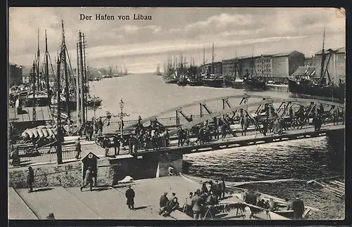 AK Libau, Hafen mit Brücke