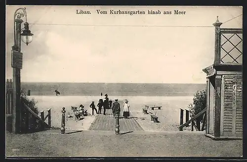 AK Libau, Blick vom Kurhausgarten hinab ans Meer, Strandpartie