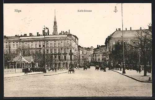 AK Riga, Kalk-Strasse mit Passanten und Gebäudeansicht