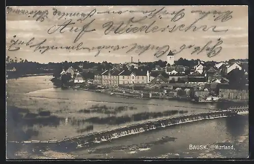 AK Bausk /Kurland, Blick über das Wehr auf den Ort