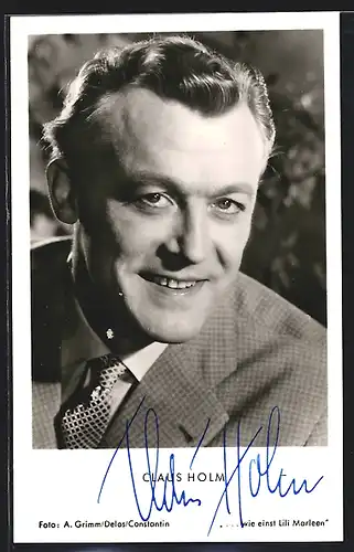 AK Schauspieler Claus Holm im Anzug am Lächeln, mit original Autograph