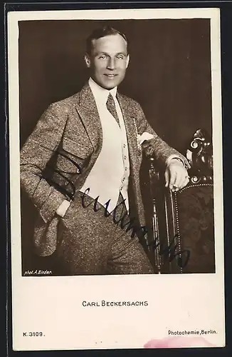 AK Schauspieler Carl Beckersachs im Anzug am Lächeln, mit original Autograph