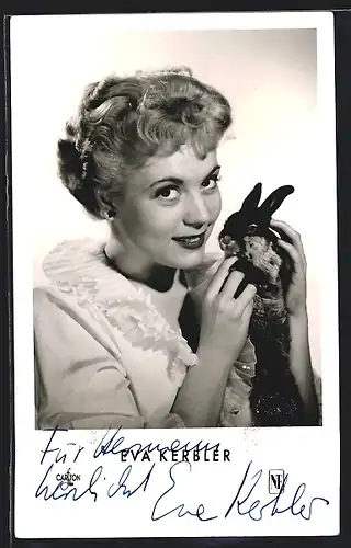 AK Schauspielerin Eva Kerbler mit Kaninchen, mit original Autograph