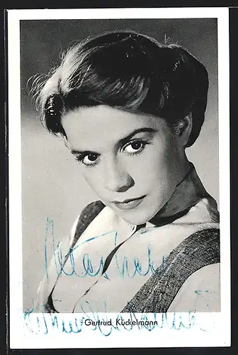 AK Schauspielerin Gertrud Kückelmann mit ernstem Blick, mit original Autograph