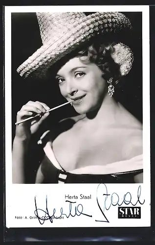 AK Schauspielerin Herta Staal mit grossem Hut und Strohhalm, mit original Autograph