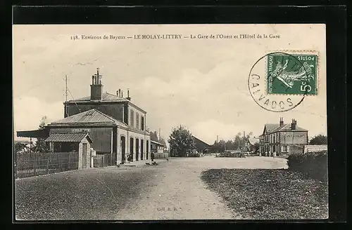 AK Le Molay-Littry, La Gare de l`Ouest et l`Hotel de la Gare