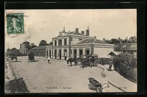 AK Falaise, La gare, Kutsche vor dem Bahnhof