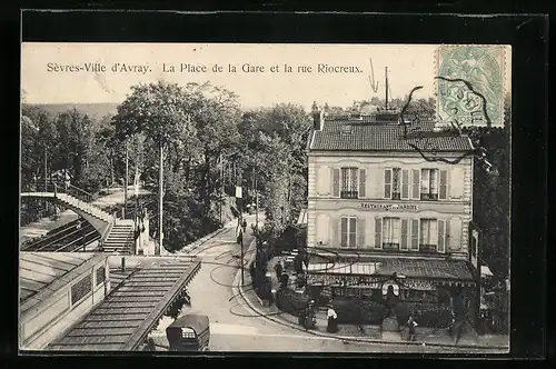 AK Sèvres-Ville d`Avray, La Place de la Gare et la rue Riocreux
